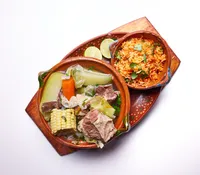 El caldo de res de Los Frijoles, servido en barro y acompañado con arroz rojo tradicional, ya es "Platillo Icónico de Nuevo León"