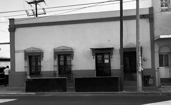 Ruta de cantinas. La Constancia, con más de 20 años, su asado de puerco y costilla de res hacen de esta siempre-llena una nueva tradición