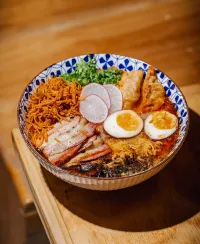 Los amantes del ramen estilo japonés nos recomiendan sus favoritos en zona Contry. Porciones generosas y variaciones innovadoras los convierten en imperdibles — Gastronomía en Monterrey, Nuevo León