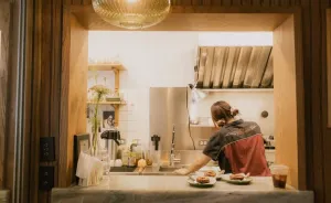 Cafés de NL. Innovación dentro de la nostalgia, ¡Perfecto! Comando Café ofrece una experiencia única dentro de una florería en San Pedro