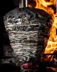 Como que quiere ponerse de moda el trompo negro: una variante con cenizas de chiles secos y sabor ahumado. Aquí tres opciones