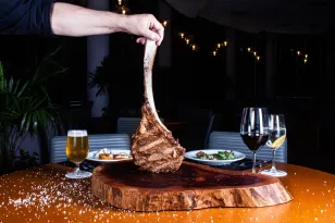 Divina Carne Brazilian Steakhouse llega a San Pedro para revolucionar el concepto tradicional de las espadas, ofreciendo una propuesta elevada de fine dining