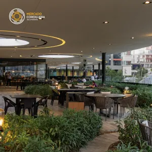 Ruta de mercados. Mercado Cordillera, mercado gourmet con más de 16 restaurantes diferentes: comida internacional, mariscos, tacos, postres y taproom