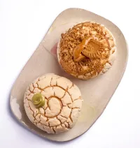 Por sus sabores y textura suave, la concha de vainilla rellena de Pistella y la concha con galleta Biscoff de Doña Concha ya son "Platillo Icónico de NL"