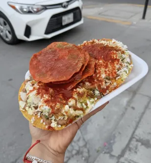 La Azteca: tostadas y duritos de tradición en Guadalupe, más de 35 años de experiencia, 3,000 reseñas y largas filas para entrar