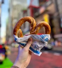Pretzels suaves, grandes y recién hechos al estilo estadounidense: Auntie Anne's llega a Monterrey con pretzels clásicos, minis, pretzel dogs y limonadas