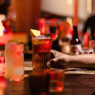 Hay dos lugares en Monterrey que han sido reconocidos dentro del Top 30 mejores bares y bartenders de México: Ajenjo y Vini the Bar. Felicidades por su Shaker Award