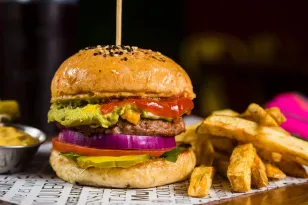 En tendencia: la comfort food no excluye a los vegetales. Aquí 5 lugares en MTY cuya carne de hamburguesa está preparada a base de plantas, frijol, garbanzo o soya