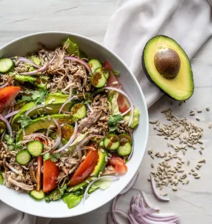 RECETA. 3 ensaladas frescas, creativas y nutritivas al estilo Mamá de Rocco: Ensalada crujiente de carne seca, Ensalada fría de pollo y Ensalada verde mineralizante