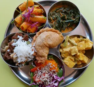 La comida vegana también tiene propuestas creativas. Aquí 3 opciones en Barrio Antiguo: buffet con comida india, comfort food, y platos con fusión asiático-mexicana