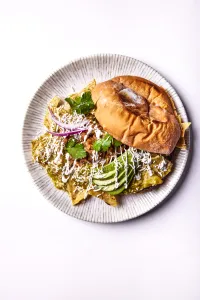 Un desayuno que combina lo suave del pan con lo crujiente de la tortilla: la Torta de chilaquiles en salsa verde de Corazón Corazón ya es "Platillo Icónico de NL"
