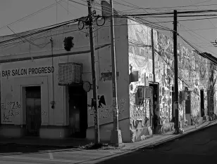 Ruta de cantinas. Bar Salón Progreso: desde los 20, ambiente bohemio, cheve helada, en la tarde hay tocadas y open mics, y según el dueño fue visitada por Tin-Tan