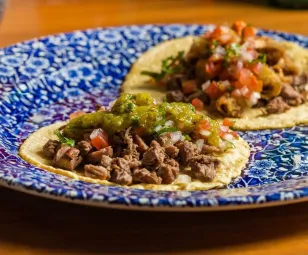 Las taquerías en Monterrey deberían ofrecer más salsas aparte de la roja y la verde cremosa, aquí te explicamos porqué