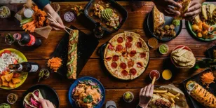 El Terreno Foodpark: ambiente festivo en GPE, música en vivo, arte urbano, fútbol, arcade y comfort food: sushi culichi, hamburguesas, alitas, slushies y antojitos