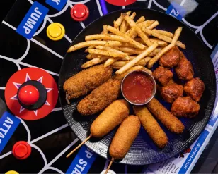 No son tan comunes, pero ya existen restaurantes con arcade incluido en NL. Comfort food y maquinitas para que jueguen los niños, adultos y fanáticos de lo retro — Gastronomía en Monterrey, Nuevo León