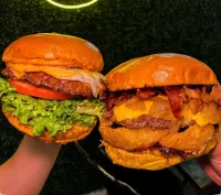 Nos recomendaron 3 opciones de 'smash burgers' grandes y callejeras en Guadalupe: dobles, sencillas, de res, de pollo y hasta monchosas con aros de cebolla dentro