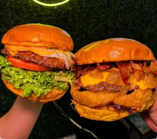 Nos recomendaron 3 opciones de 'smash burgers' grandes y callejeras en Guadalupe: dobles, sencillas, de res, de pollo y hasta monchosas con aros de cebolla dentro