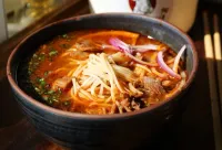 Infografía. Birriamen: el antojo que fusiona la gastronomía japonesa con la jalisciense. Aquí 7 opciones en NL para probar este caldo de res o borrego con fideos