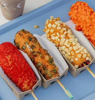 Infografía. Las banderillas coreanas: el snack callejero que surgió en los años 80 como una mezcla de lo suave, lo crocante y lo rápido. Aquí 7 opciones por todo NL