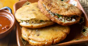 Ruta de mercados. Fundadores: 1,100+ puestos donde el rock y el skate se fusionan con la comida casera... por menos de $100 pesos