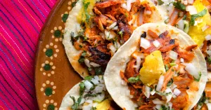 Ruta de mercados. Plutarco: abre solo los lunes por la tarde en Lincoln. Hogar de tostadas "El Cucharón", tacos "Son los del Mercadito" y mucho más