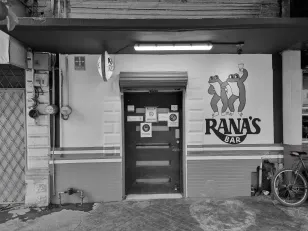 Ruta de cantinas. Ranas Bar: desde 1977, dos pisos en Madero, botanas de cortesía, rock en vivo y fútbol. Se recomienda ir en lunes por el caldo de cola de res
