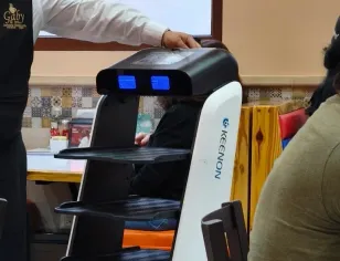 Los meseros robot llegaron a Nuevo León para quedarse. Hay 3 restaurantes en la ciudad que ya los usan y hasta tienen personalidad propia. ¿Sabes cuáles son?