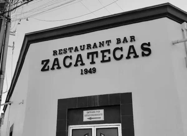 Ruta de cantinas. Zacatecas Bar: desde 1949, popular por su sazón norestense, coctelería, ambiente clásico y visitada por políticos, futbolistas y hasta El Piporro