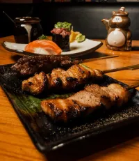 En San Pedro hay un restaurante estilo bar japonés que es más visitado por japoneses que regiomontanos. Además, maneja 100 marcas de sake y omakase. ¿Sabes cuál es? — Gastronomía en Monterrey, Nuevo León