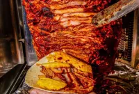 Los catadores de tacos más exigentes dicen que si el trompo está frito, pierde su encanto, pero los taqueros lo hacen para intensificar su sabor. ¿Cuál prefieres? — Gastronomía en Monterrey, Nuevo León