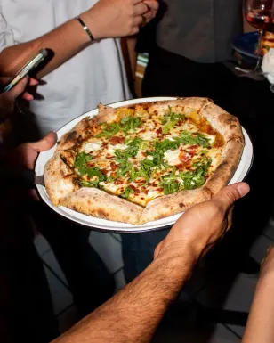 El 25 de abril habrá una "Guerra de pizzas" entre Sr. Bigotes y Romito Pizzería en SPG: 10 pizzas nuevas, DJ sets, vino y todas las rebanadas que puedas comer — Gastronomía en Monterrey, Nuevo León