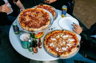 Existe la pizza estilo Chicago o Detroit, pero ¿ya probaste la pizza al estilo Nueva York? Masa delgada, mucho queso y rebanadas más grandes. Aquí 3 opciones en NL — Gastronomía en Monterrey, Nuevo León
