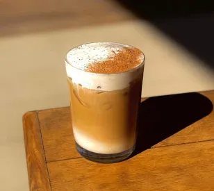 Cada 3er miércoles de abril es el Día del plátano. Con este singular pretexto mercadológico, te dejamos 3 cafés con bebidas de sabor o 'cold foam' de plátano — Gastronomía en Monterrey, Nuevo León