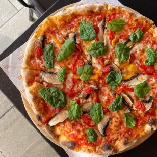 ¿Estás a dieta pero tienes ganas de pizza? No te quedes con el antojo: Vanessa Sierra nos dice qué podemos pedir en Pizza Studio para comer sin culpa — Gastronomía en Monterrey, Nuevo León