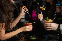 ¿Ya tienes plan para el fin de semana? Nuestra propuesta: salir de karaoke. Aquí 3 bares populares que mezclan la coctelería y la cerveza con la música — Gastronomía en Monterrey, Nuevo León