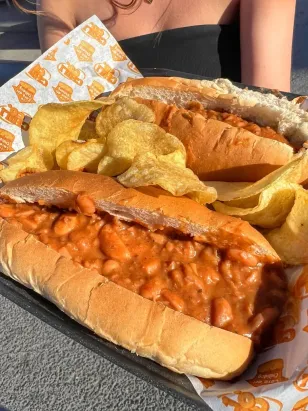 ¿Qué se te antoja cuando llueve? Nuestros lectores respondieron chili dogs. Aquí las 3 opciones populares con gran relación calidad-precio en ESC y SNN — Gastronomía en Monterrey, Nuevo León